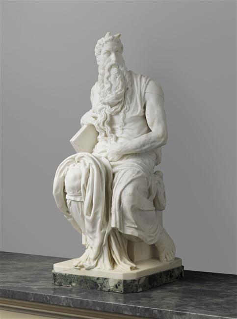 Moïse, statuette en marbre, de trois-quarts